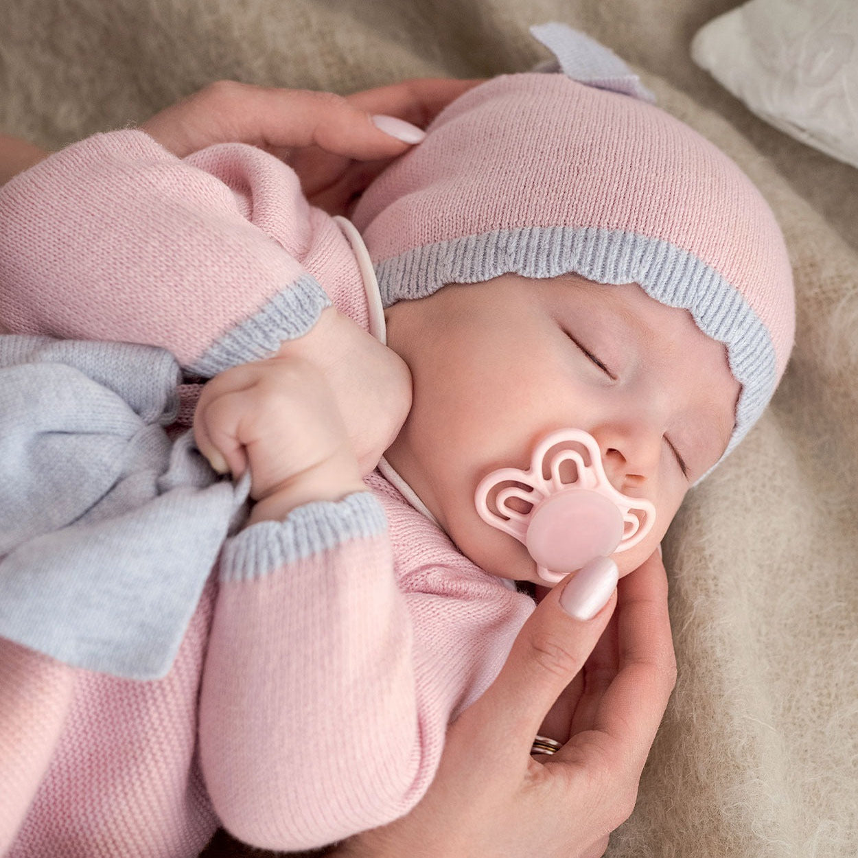 Cappellino neonata rosa in cotone e lana con fiocco a contrasto e bordo coordinato