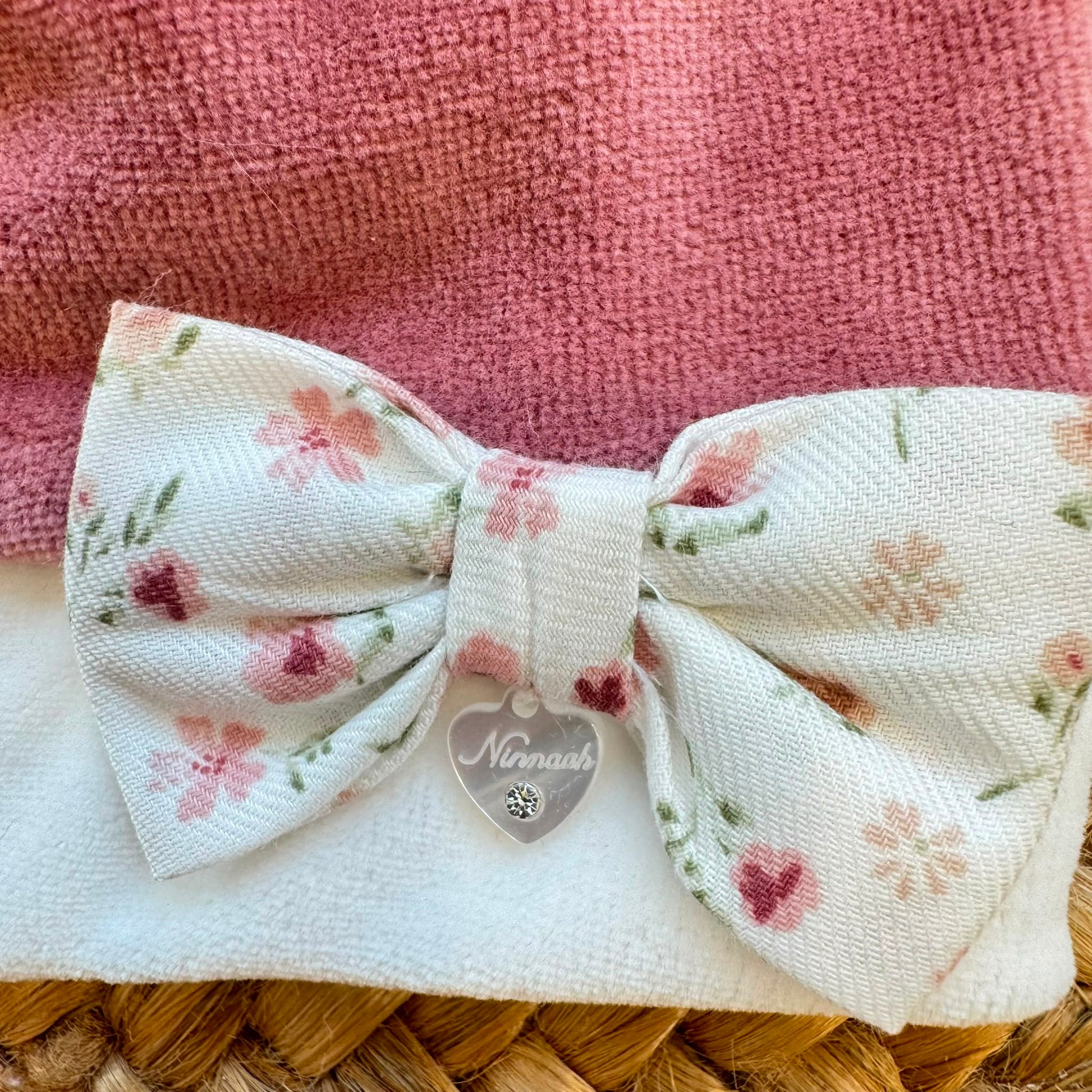 Cappellino neonata in ciniglia malva e panna con fiocco floreale per corredino nascita