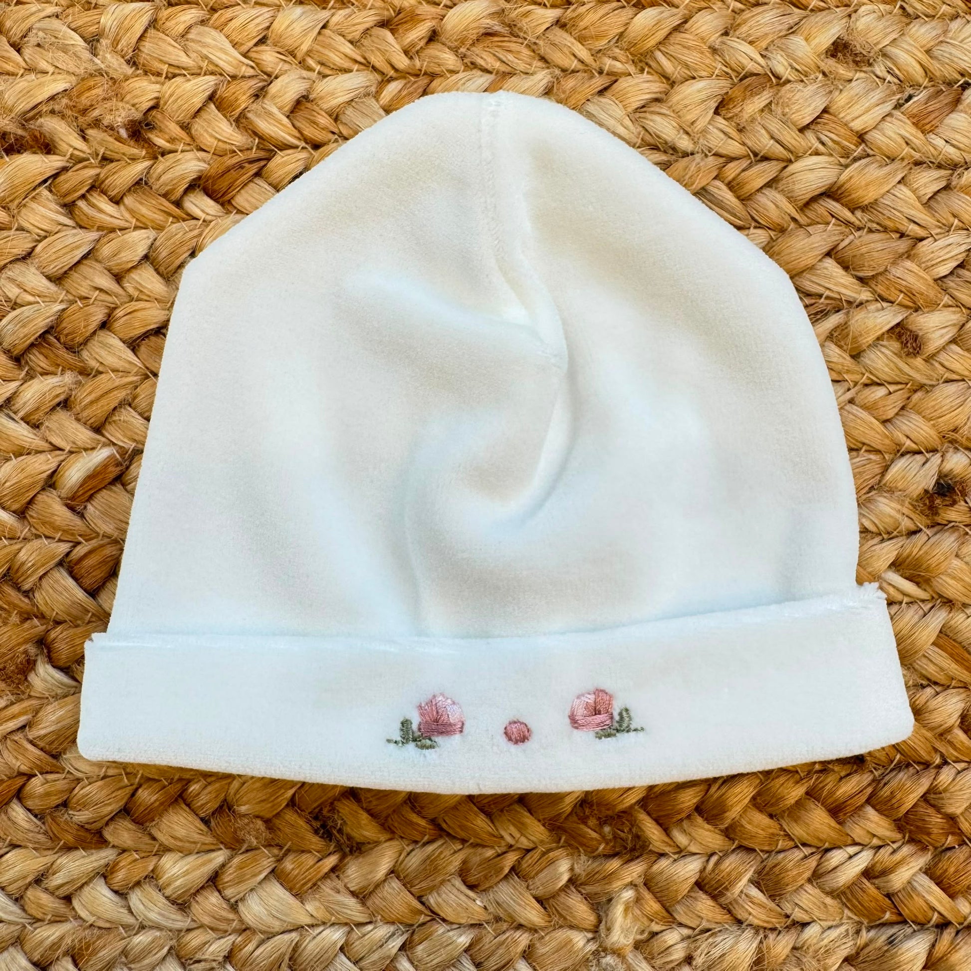 Cappellino neonata in ciniglia panna con ricamo floreale rosa per corredino nascita
