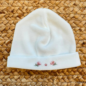 Cappellino neonata in ciniglia panna con ricamo floreale rosa per corredino nascita