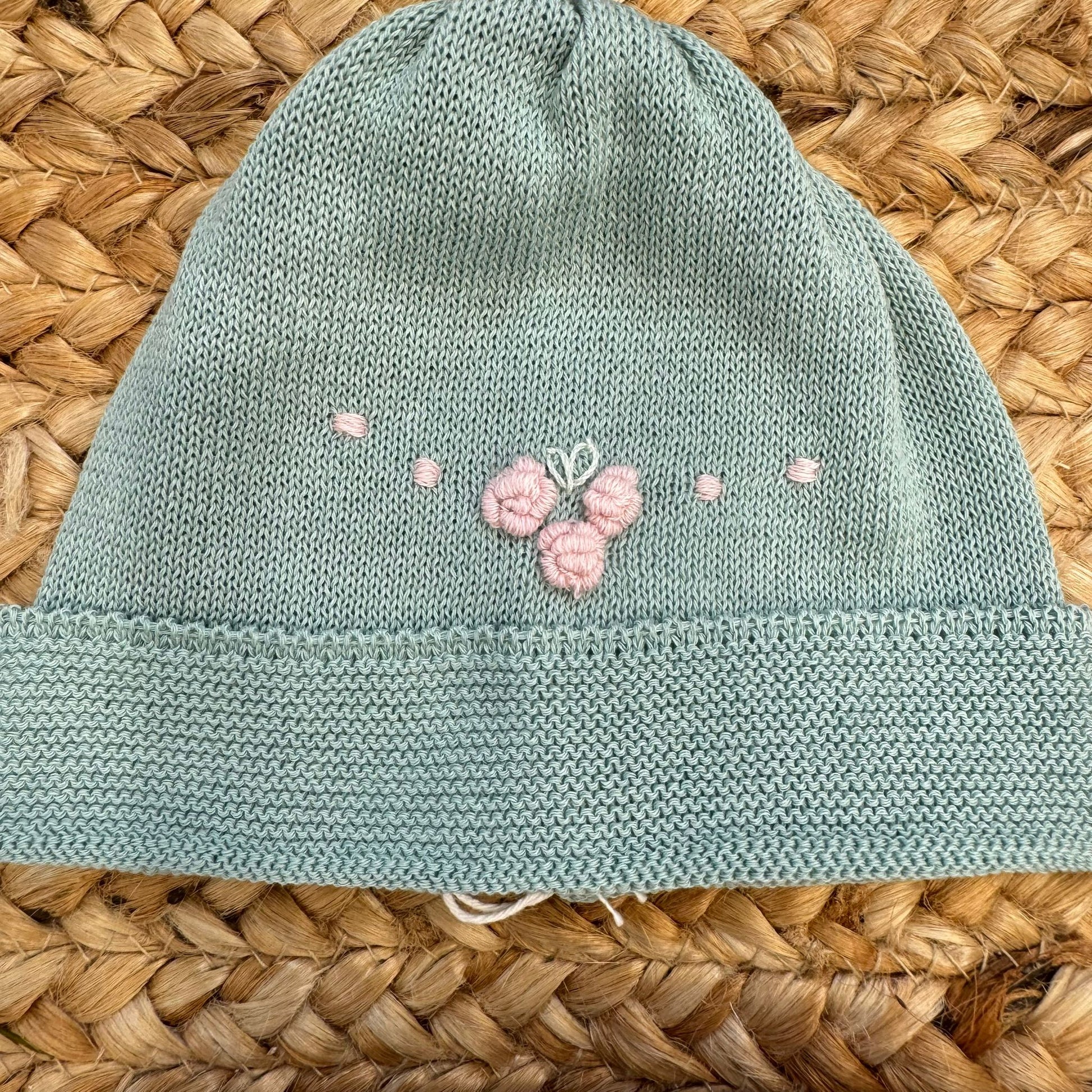 cappellino neonata in cotone con ricamo floreale
