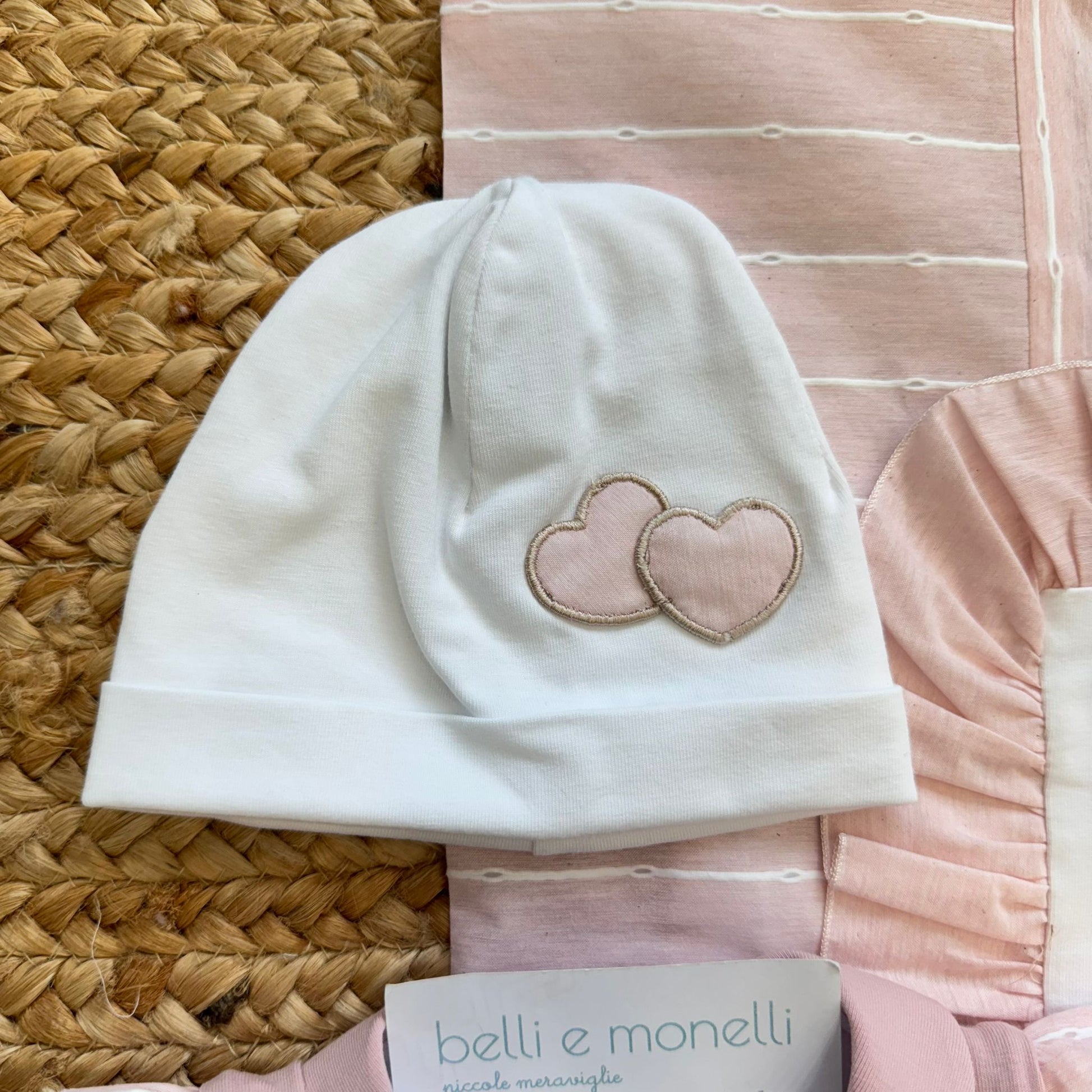 cappellino neonata con cuori ricamati