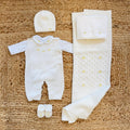Uscita clinica neonata in pura lana bianco latte con tutina, copertina, cappellino e scarpette con fiorellini gialli.