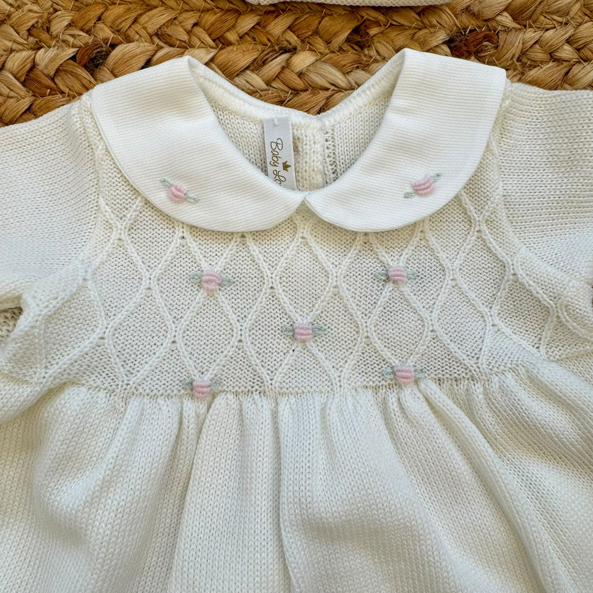 Uscita clinica neonata in pura lana panna con ricami rosa completa di copertina cappellino e scarpine