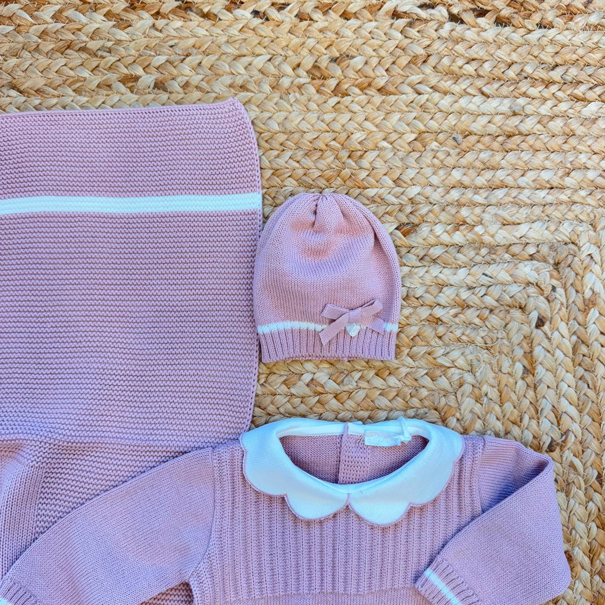 Uscita clinica neonata rosa completa con copertina, tutina, cappellino e scarpine Made in Italy.
