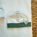 Uscita clinica neonata verde in caldo cotone con copertina, maglietta, pantaloncino, cappellino, bavaglino e lenzuolino coordinati.