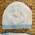 cappellino neonato 100% cotone bianco con bordo azzurro