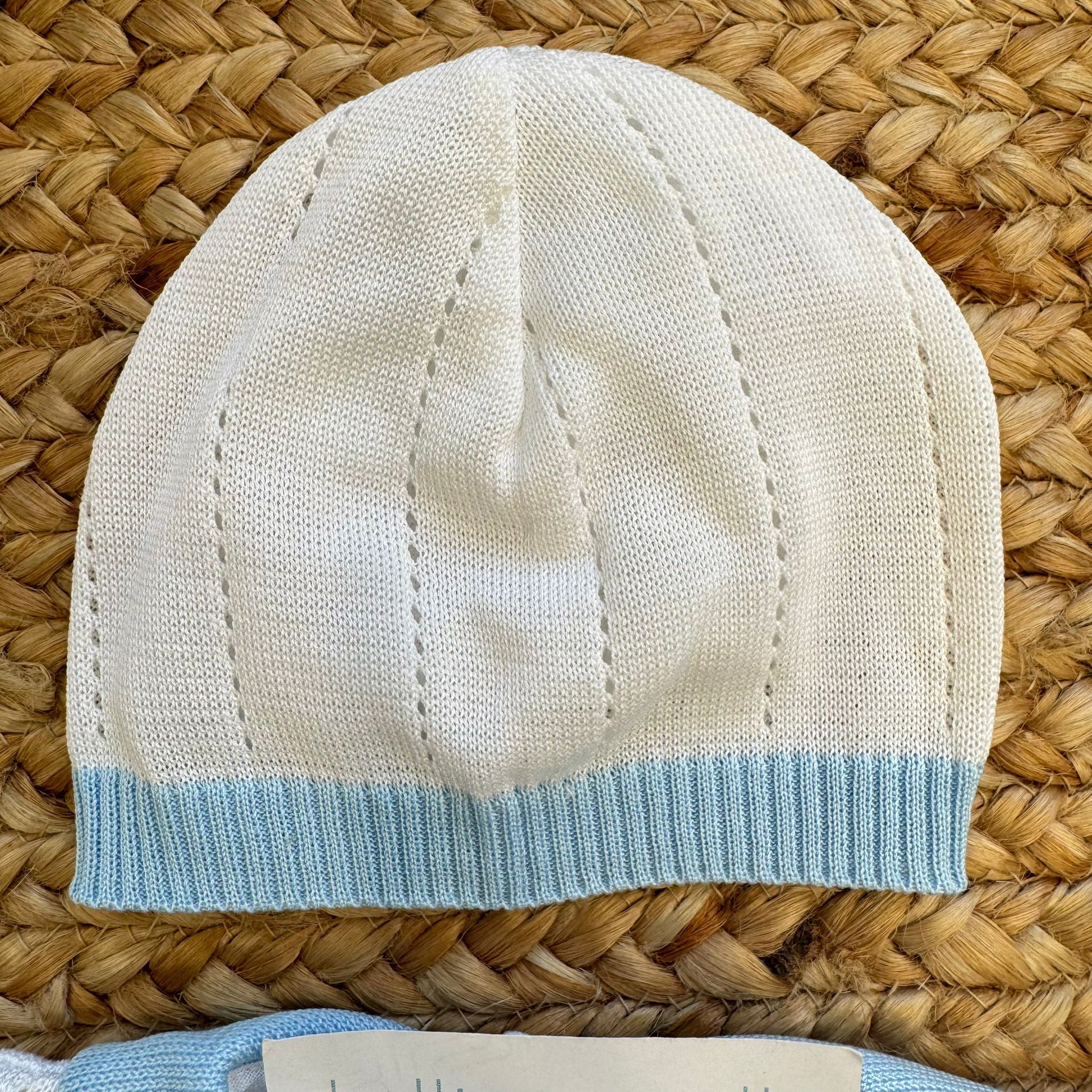 cappellino neonato 100% cotone bianco con bordo azzurro