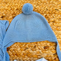 Set nascita neonato azzurro con copertina, maglioncino con trecce, pantalone con piedini e cappellino con pompon