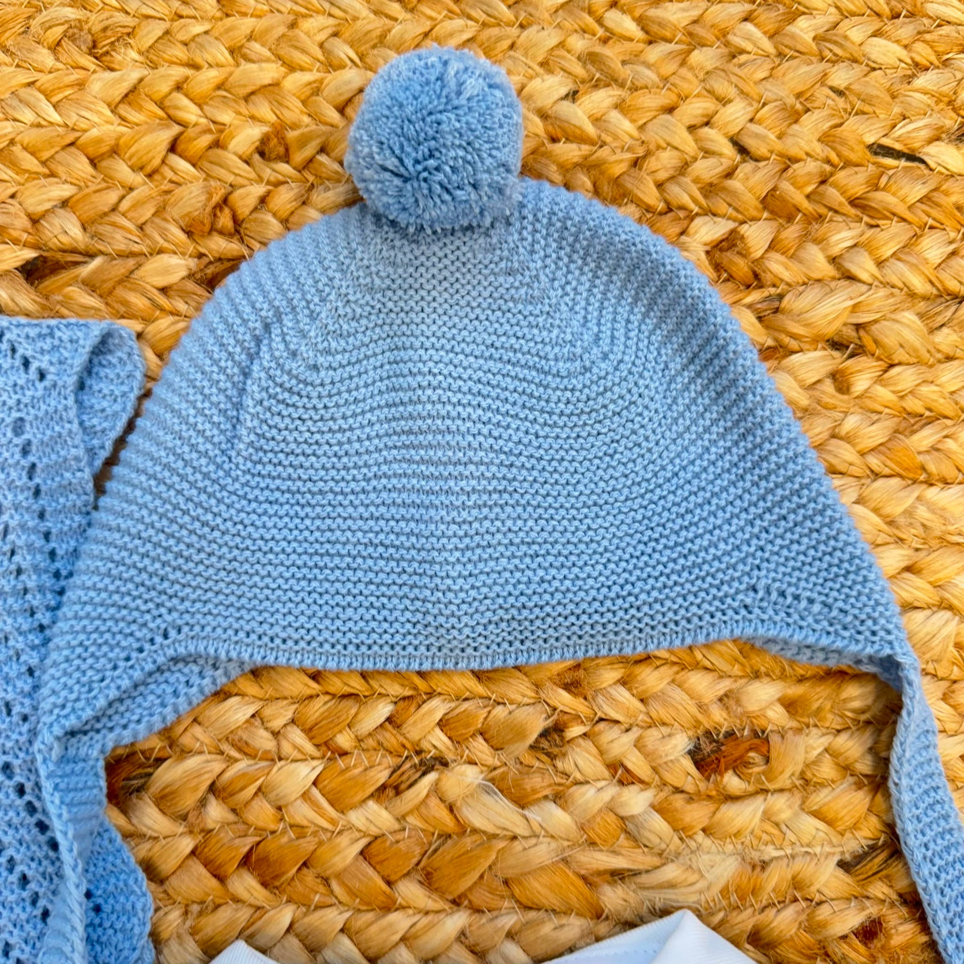 Set nascita neonato azzurro con copertina, maglioncino con trecce, pantalone con piedini e cappellino con pompon