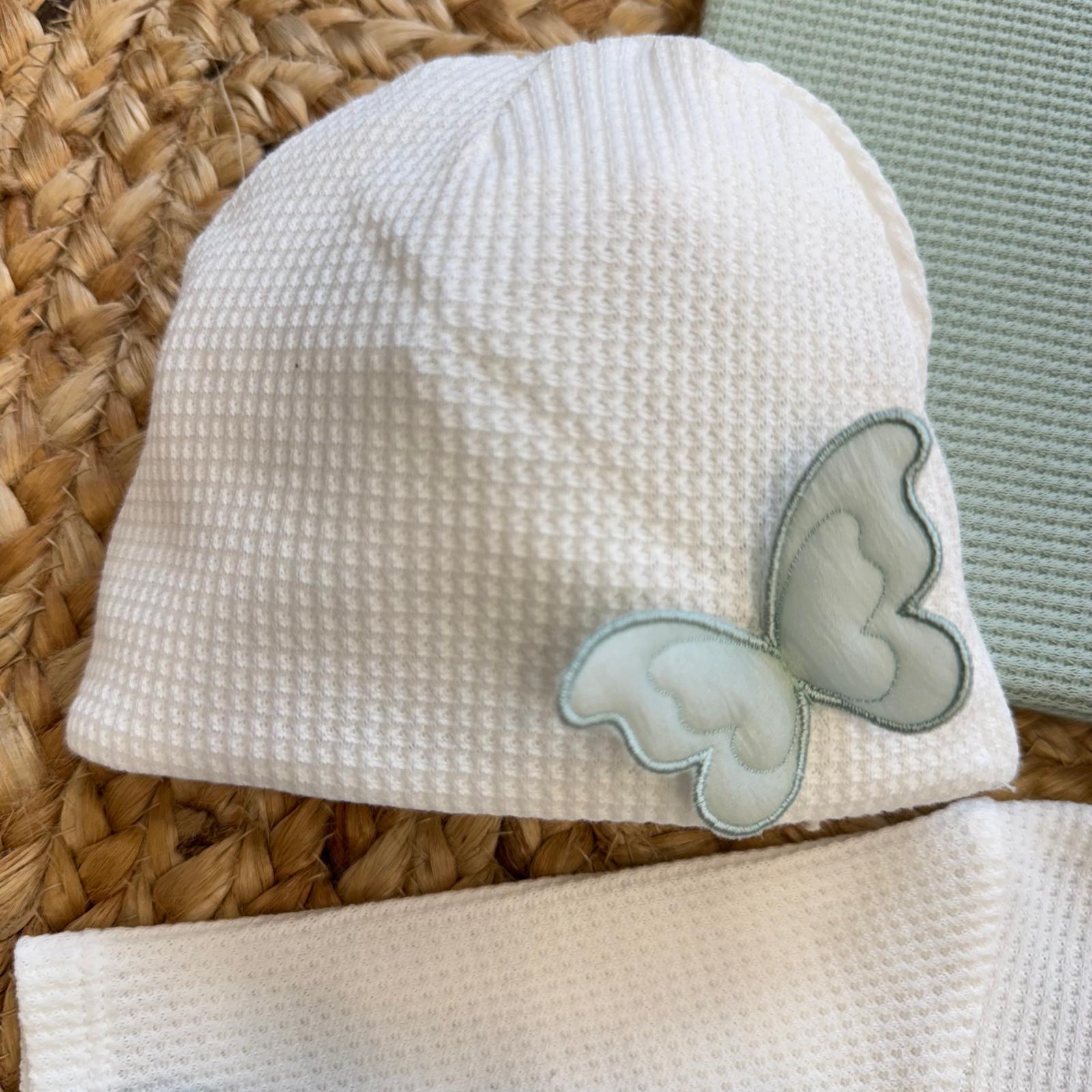 cappellino bianco neonato con dettaglio farfalla verde
