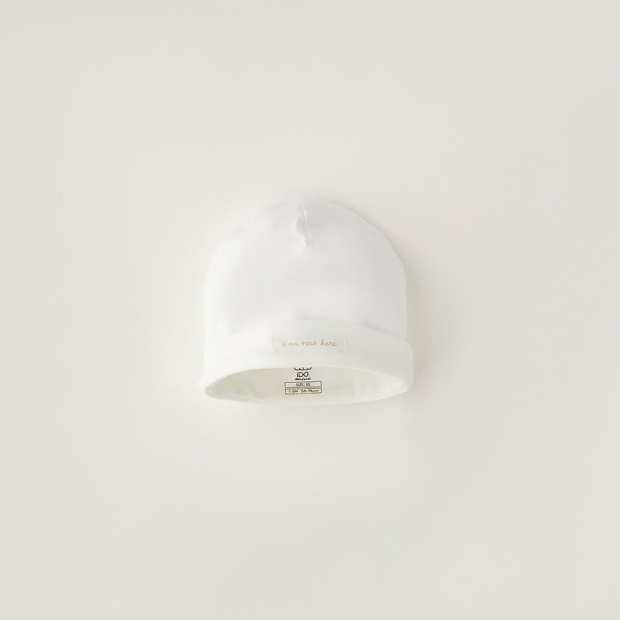 Cappellino neonato unisex in caldo cotone bianco con risvolto per corredino nascita e primo cambio