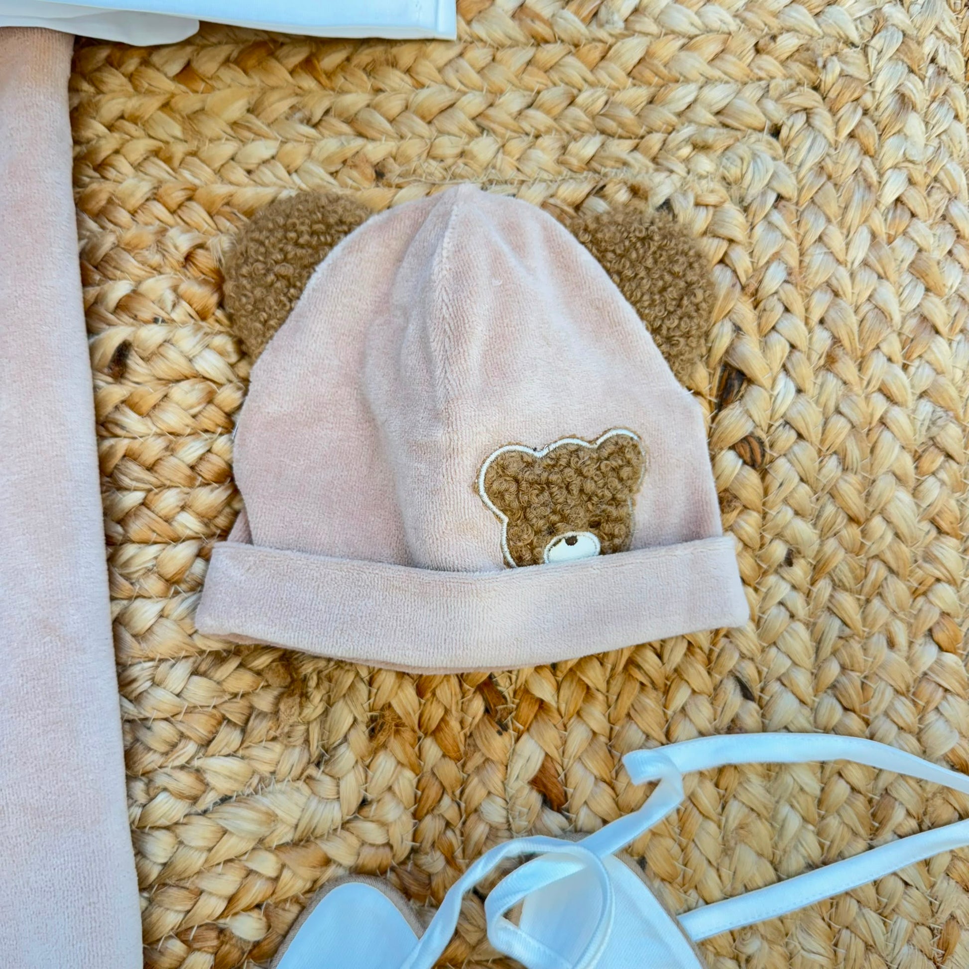 Uscita clinica neonato in ciniglia composta da 5 pezzi coordinati con copertina, tutina 80% cotone 20% poliestere, cappellino e bavetta. Elegante completo nascita beige con dolce orsetto.