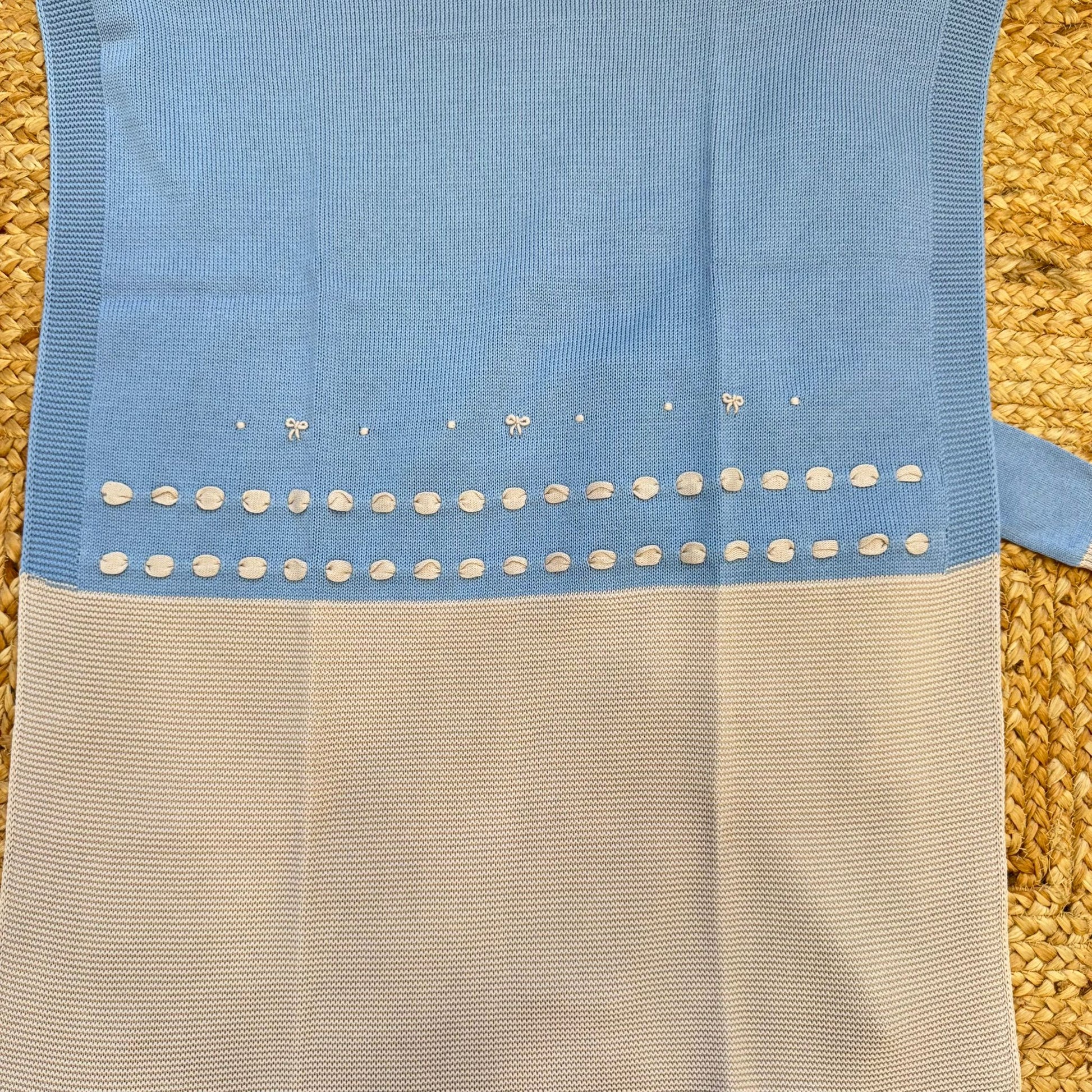 Cappellino neonato in 100% filo di cotone azzurro con bordo beige e piccolo ricamo centrale