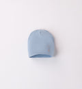 Cappellino nascita azzurro in cotone morbido con ricamo coniglietto.