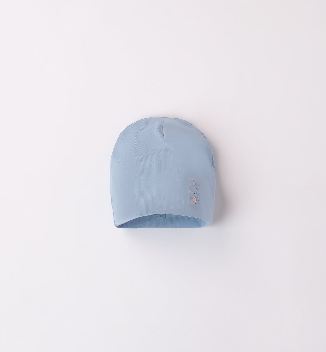 Cappellino nascita azzurro in cotone morbido con ricamo coniglietto.