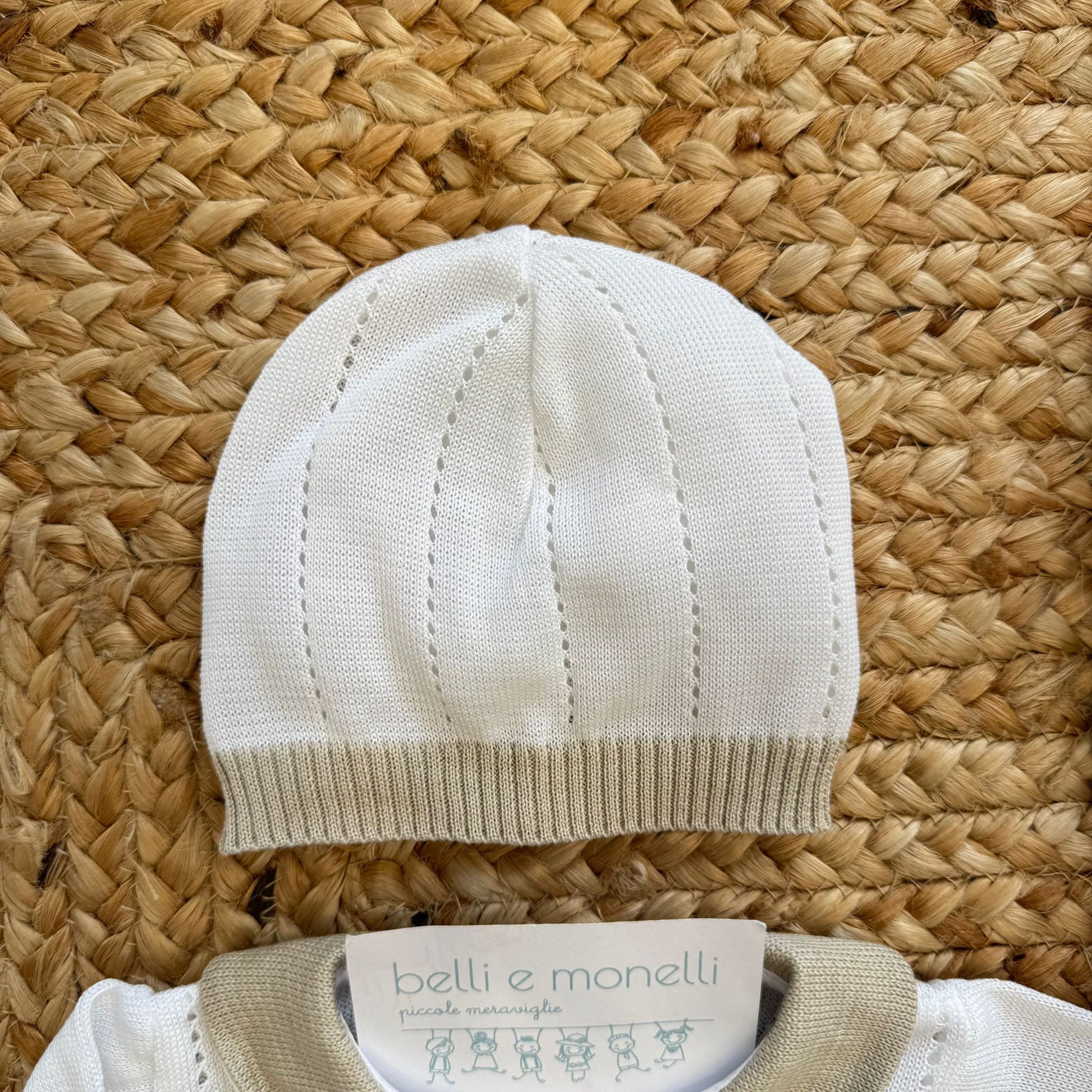 Cappellino cotone panna con bordo beige