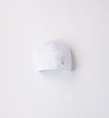 Cappellino neonato bianco in cotone con ricamo coniglietto.