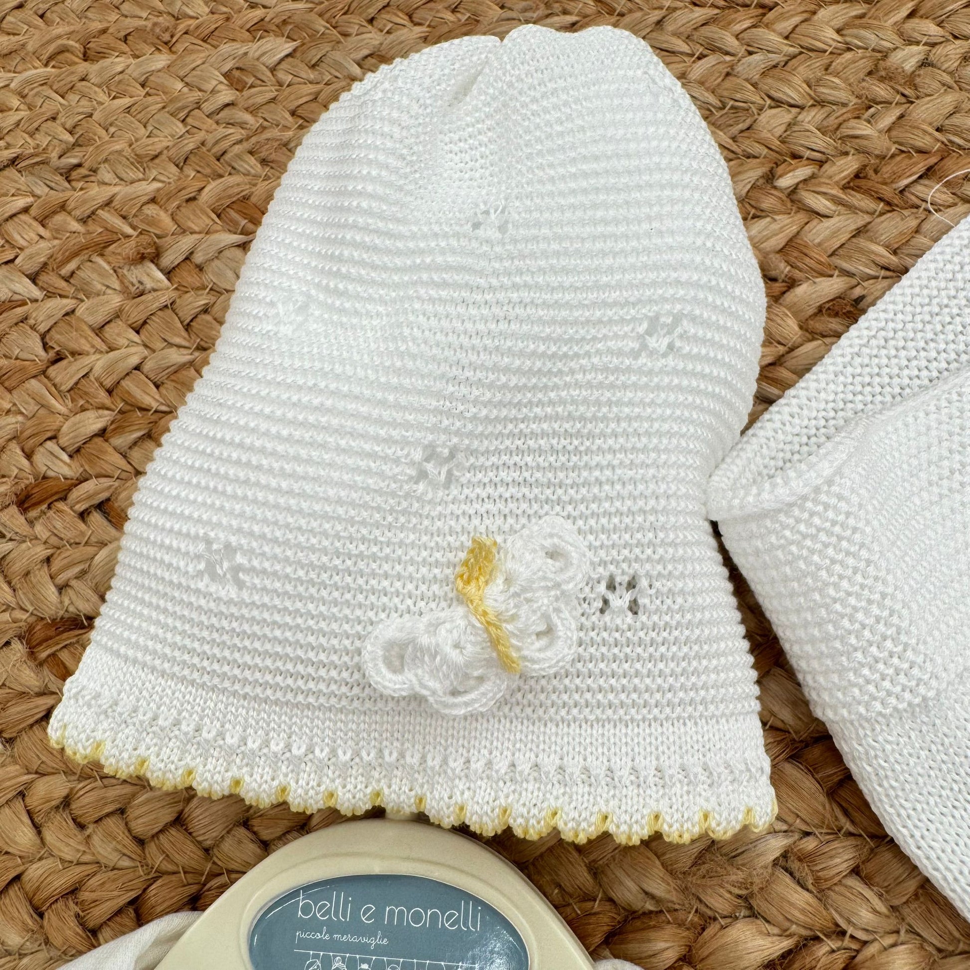 cappellino neonato cotone con farfallina ricamata