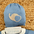 dettaglio cappellino neonato azzurro con elefantino