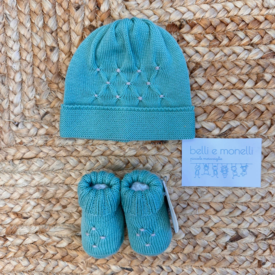 Cappellino neonato in pura lana verde foglia con ricamo a nido d’ape e punto nodino