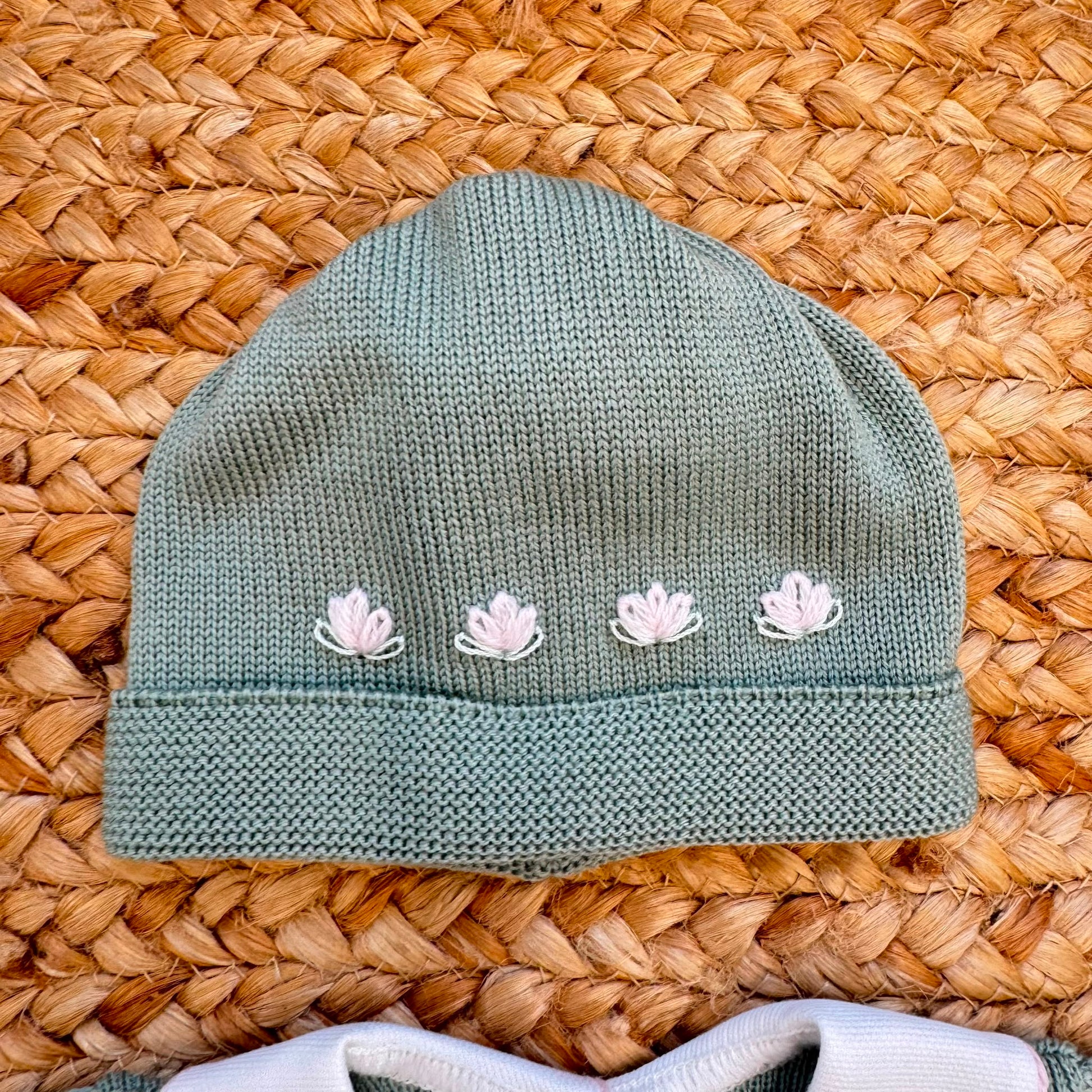 Completo neonata in pura lana verde salvia con vestitino, pantalone, cappellino e scarpine coordinate ricamate a mano