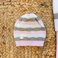 Cappellino a righe rosa, tortora e panna in coordinato con la copertina
