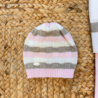 Cappellino a righe rosa, tortora e panna in coordinato con la copertina
