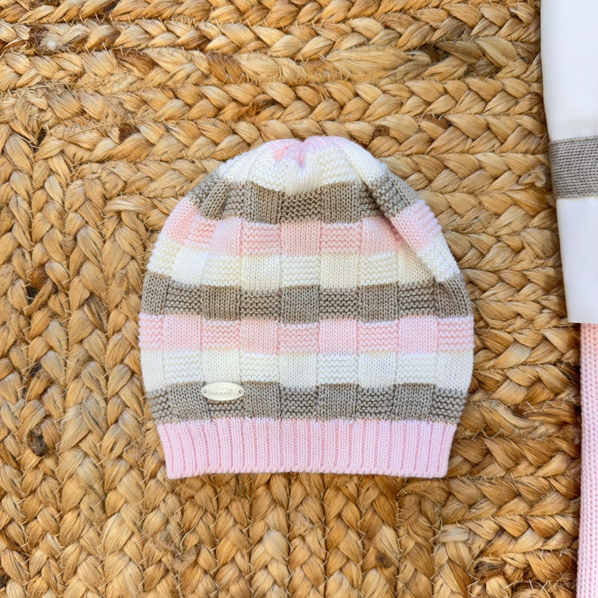Cappellino a righe rosa, tortora e panna in coordinato con la copertina