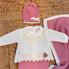 Cappellino rosa con fiocco panna