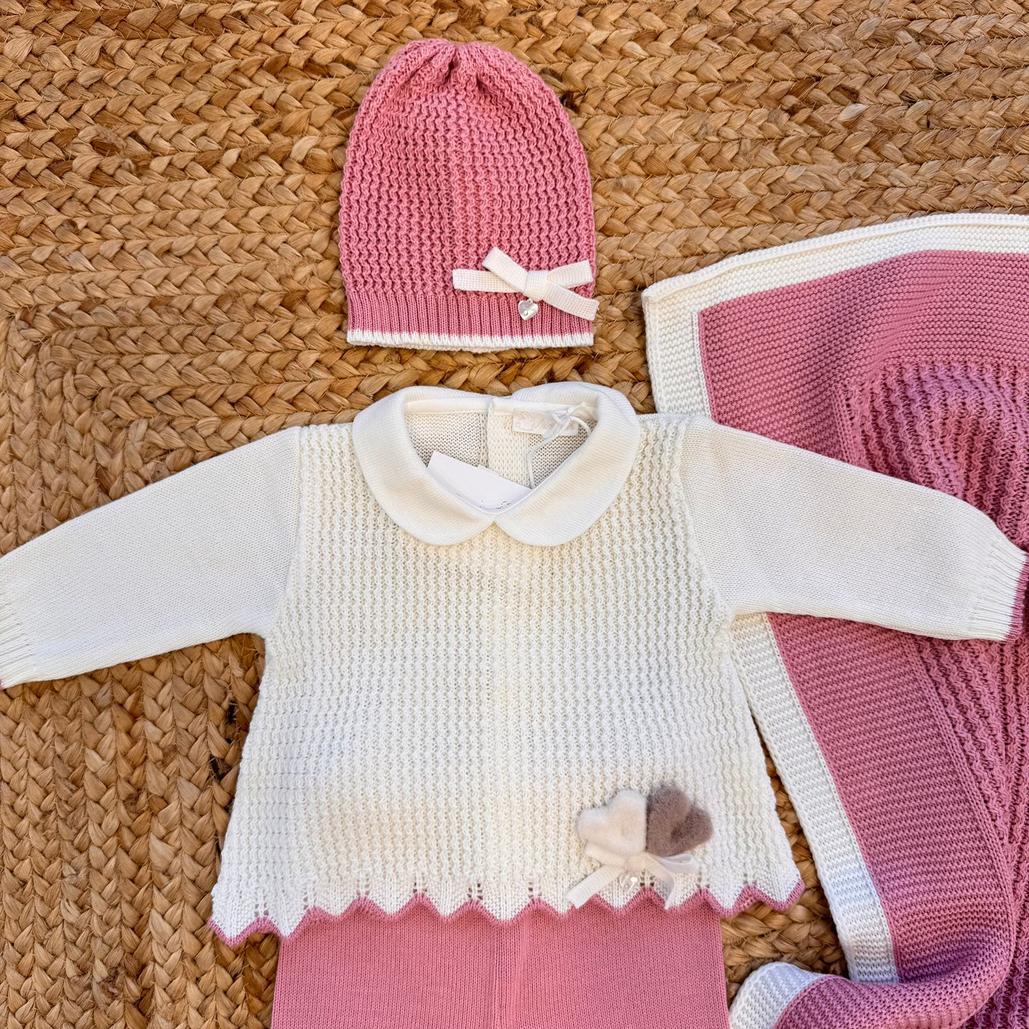 Cappellino rosa con fiocco panna
