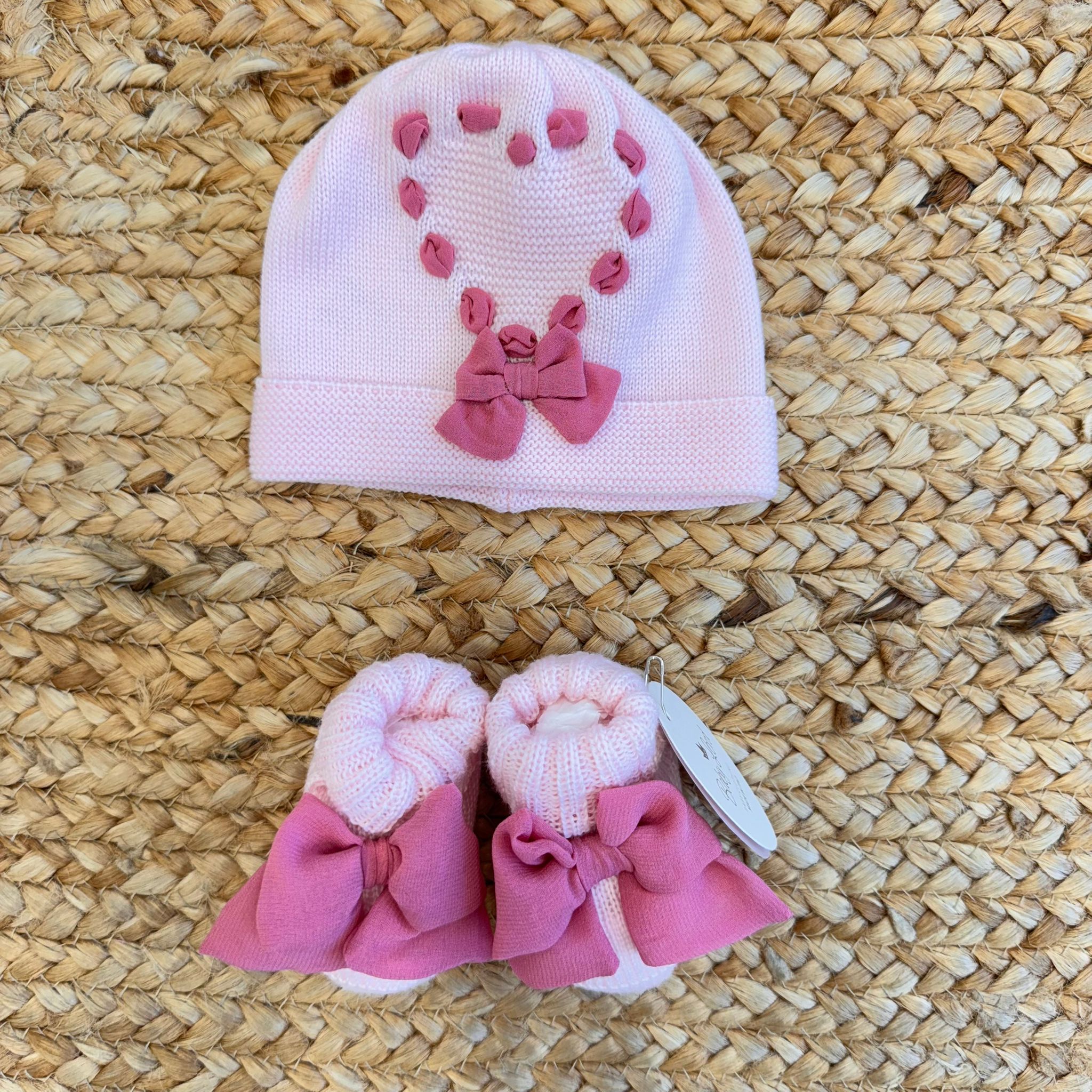 Cappellino e scarpette neonata in pura lana rosa con fiocchi in passanastro