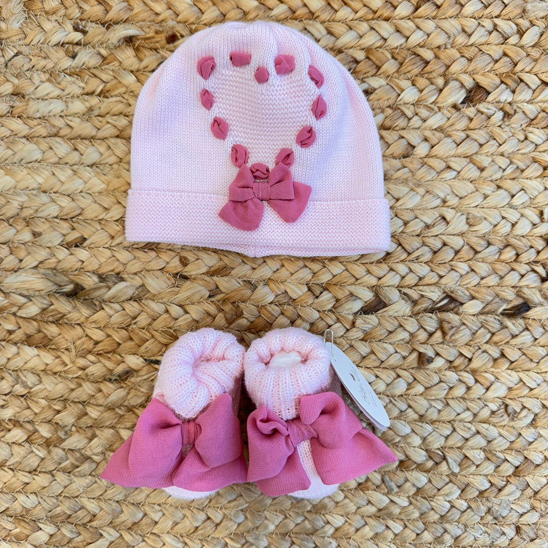 Cappellino e scarpette neonata in pura lana rosa con fiocchi in passanastro