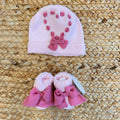 Cappellino e scarpette neonata in pura lana rosa con fiocchi in passanastro