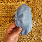 Cappellino in shantung azzurro con elastico posteriore, vista posteriore.