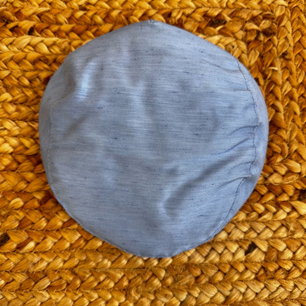Cappellino in shantung azzurro per battesimo e cerimonia neonati, vista frontale.
