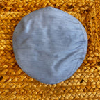 Cappellino in shantung azzurro per battesimo e cerimonia neonati, vista frontale.
