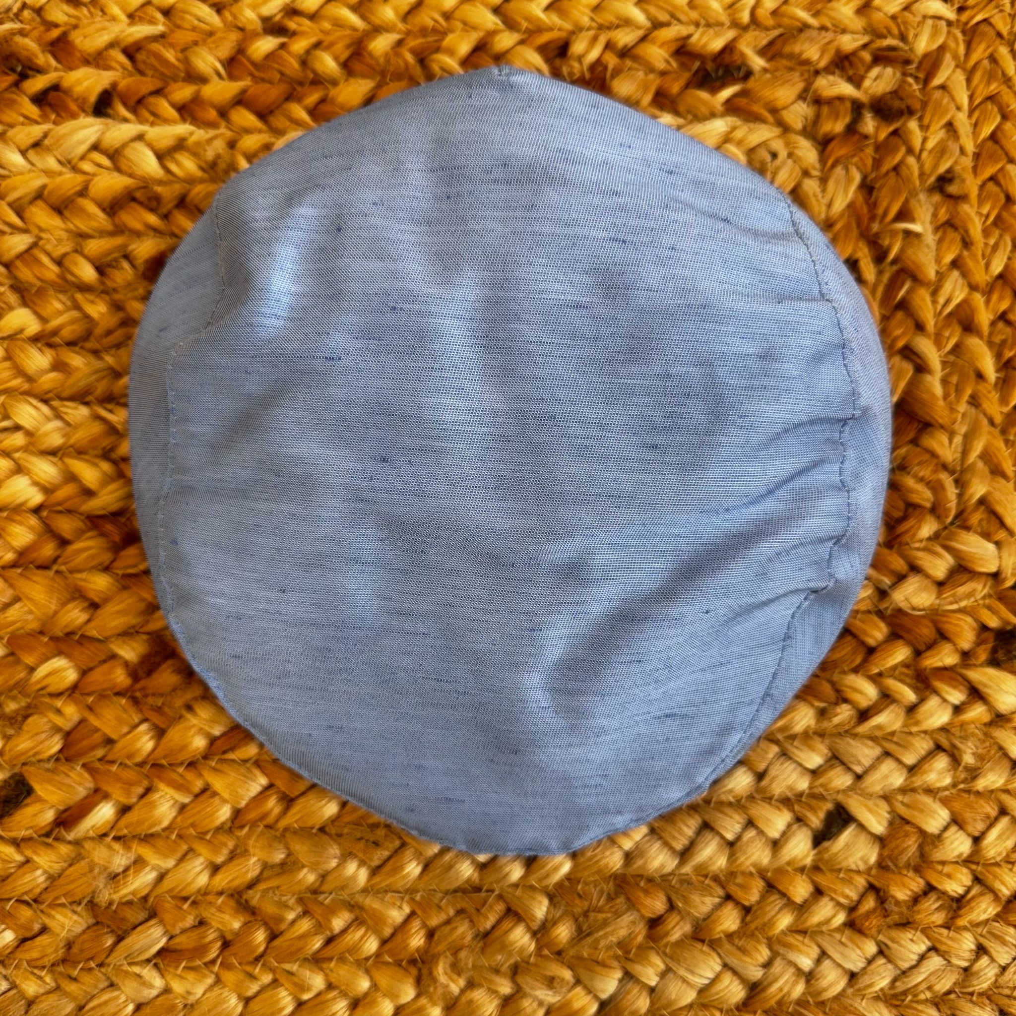 Cappellino in shantung azzurro per battesimo e cerimonia neonati, vista frontale.
