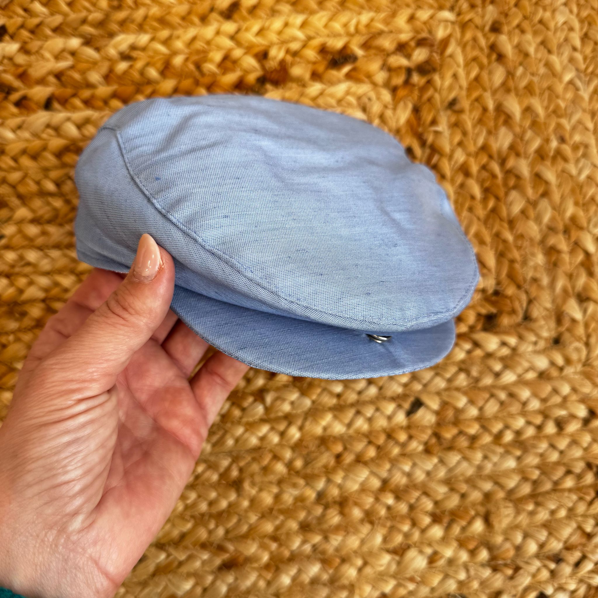 Cappellino in shantung azzurro con elastico posteriore, vista posteriore.
