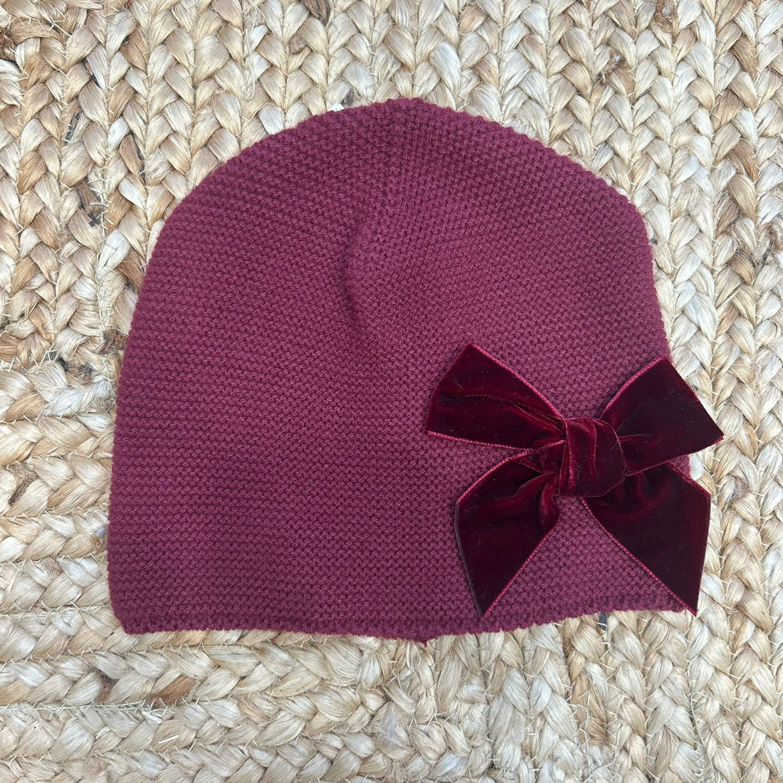 cappellino bordeaux in maglia con fiocco in velluto per bambina