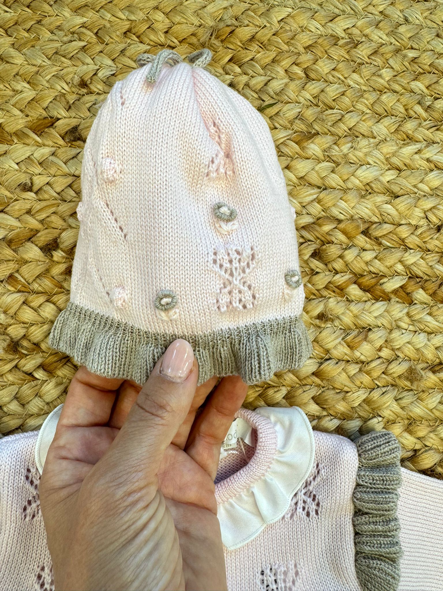 cappellino coordinato rosa e grigio in lana merino con ricami a mano