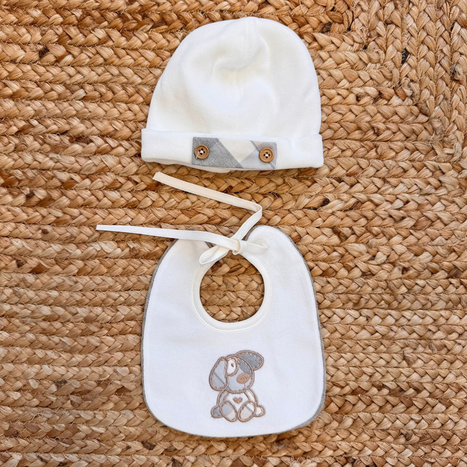 cappellino e bavetta neonato in ciniglia panna con dettagli scozzesi