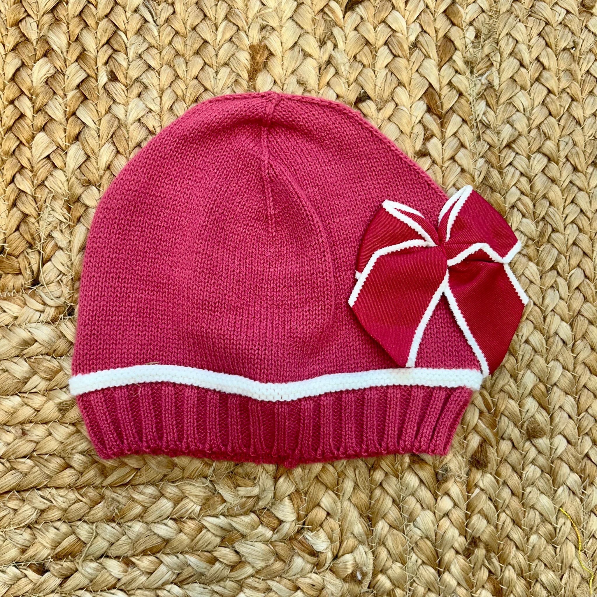 cappellino fragola Condor in maglia con fiocco e profilo bianco per bambina