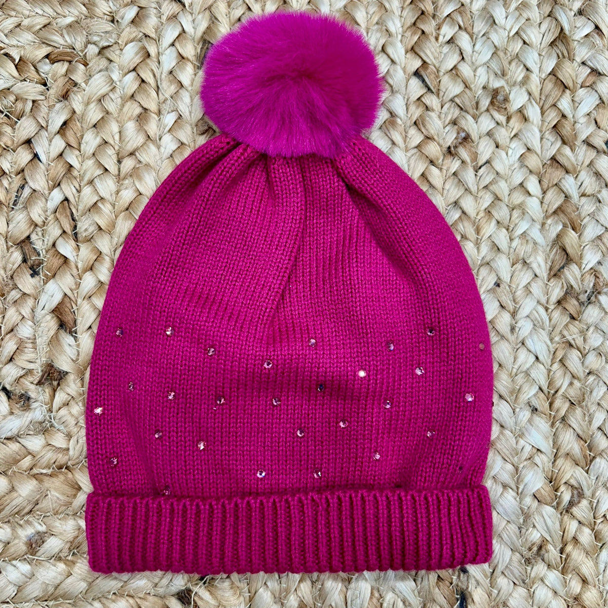 cappellino fucsia in maglia con pompon e strass per bambina