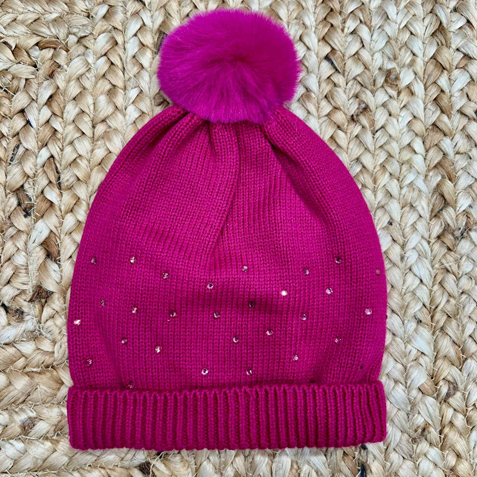 cappellino fucsia in maglia con pompon e strass per bambina