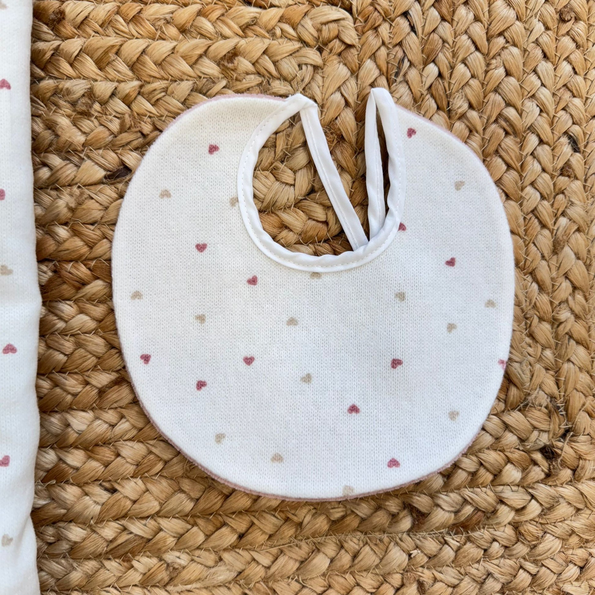 : cappellino neonata panna con cuoricini e fiocchetto rosa