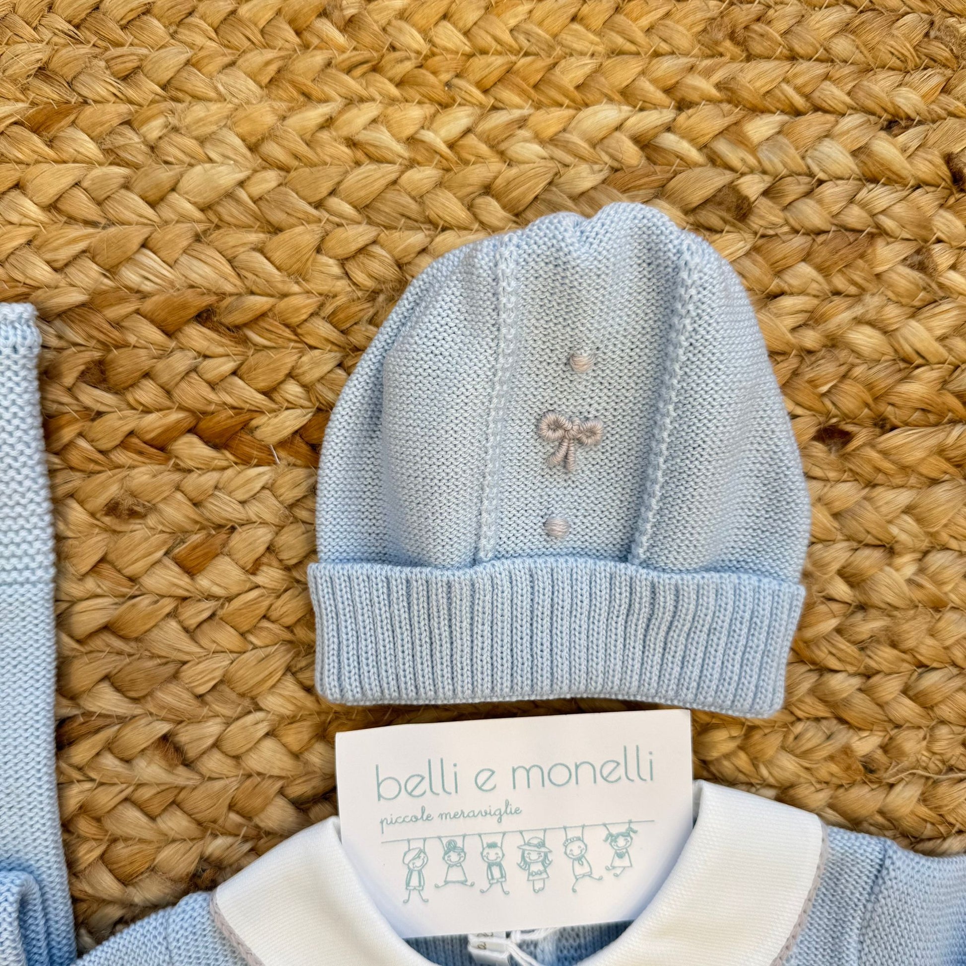 cappellino neonato azzurro in 100% lana con fiocchetto ricamato