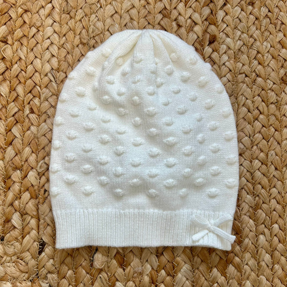 cappellino panna I-DO in maglia con lavorazione a pois e fiocchetto per bambina