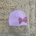 cappellino rosa in maglia con fiocco in velluto per bambina