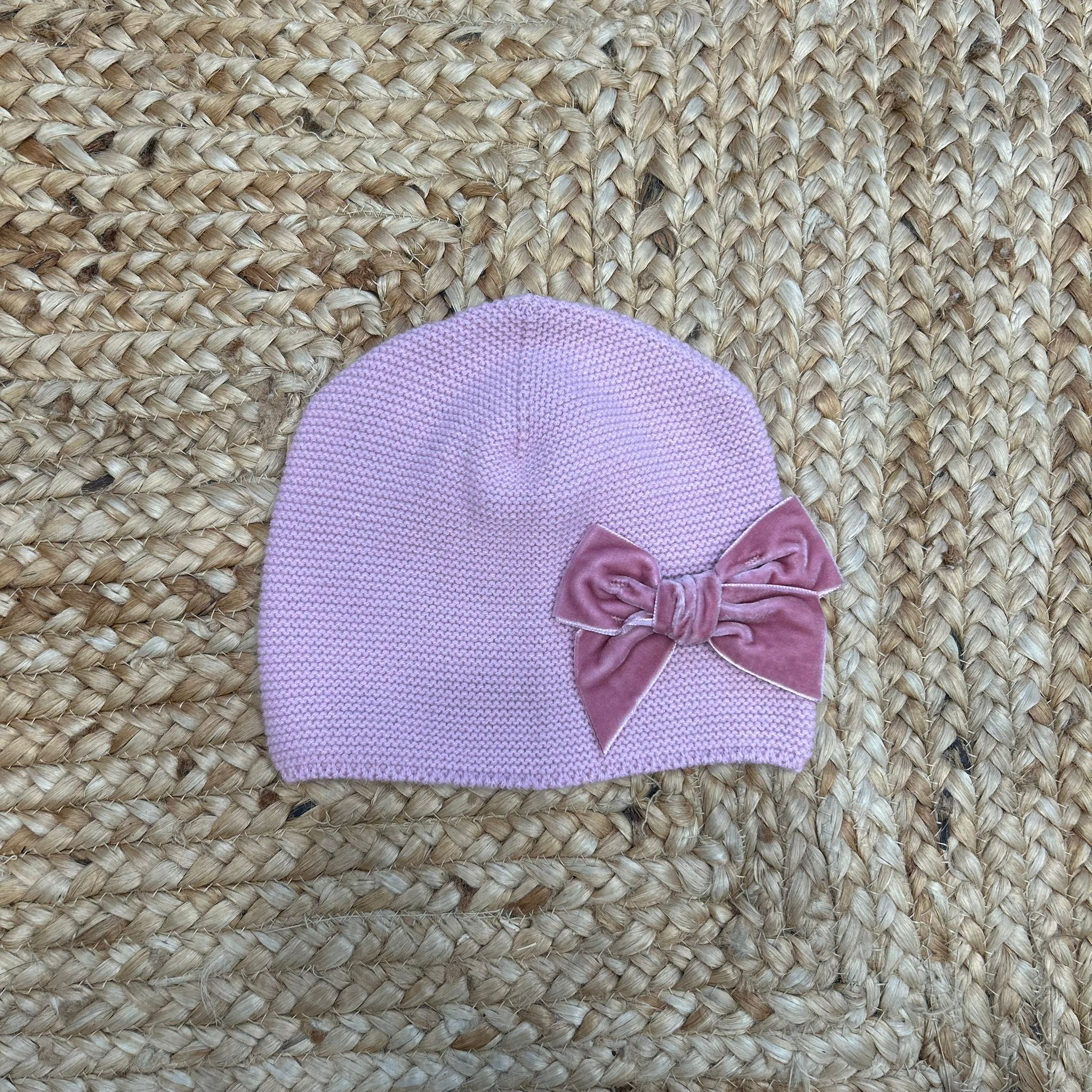 cappellino rosa in maglia con fiocco in velluto per bambina